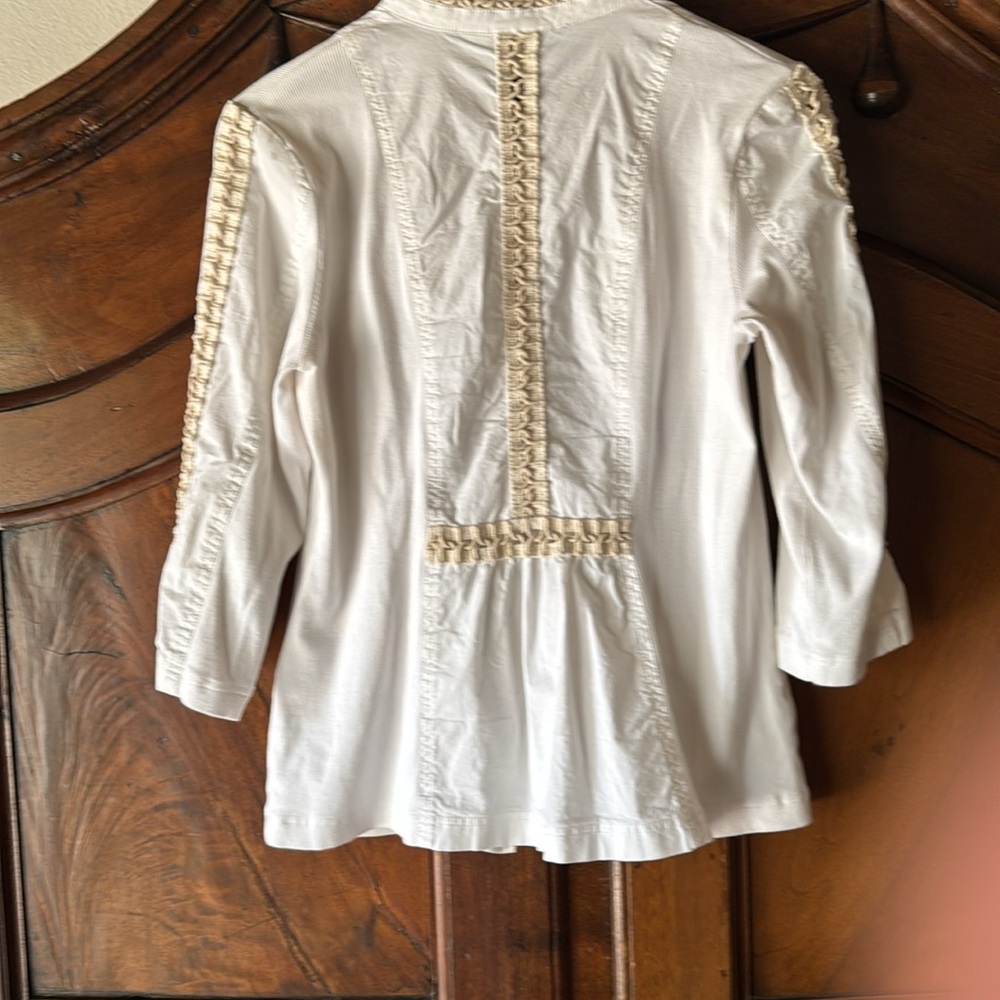 Zenergy by Chico's white Zip front Jacket with Macrome Details